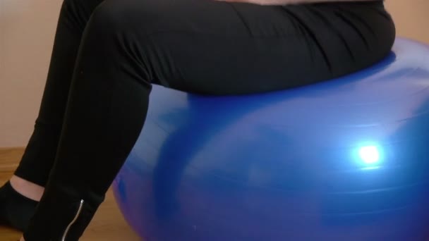 Zwangere vrouw op oefening bal — Stockvideo