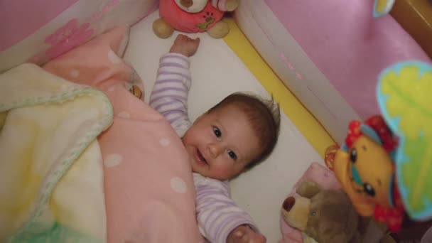 婴儿在婴儿床上玩 — 图库视频影像
