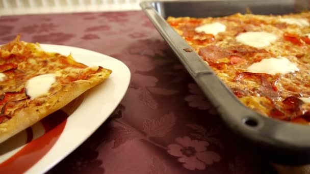 Vista en movimiento de pizza hecha en casa — Vídeos de Stock
