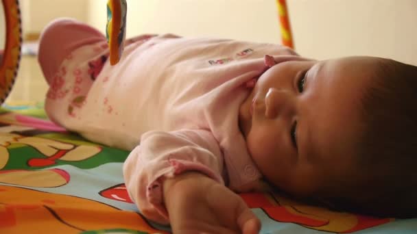 Pasgeboren baby liegen en spelen — Stockvideo