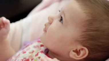 Anne beslenme küçük bebek kız