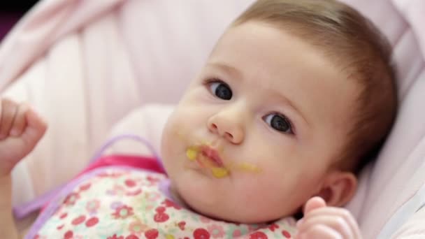 Meisje van de baby eten lunch — Stockvideo