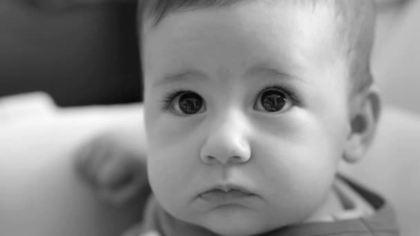 Güzel gözlü bebek — Stok video