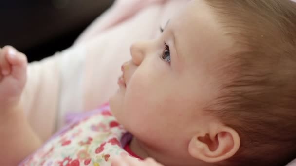 Mamá alimentación pequeño bebé niña — Vídeos de Stock