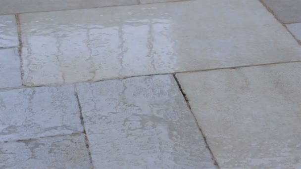 Капли дождя на каменной улице — стоковое видео