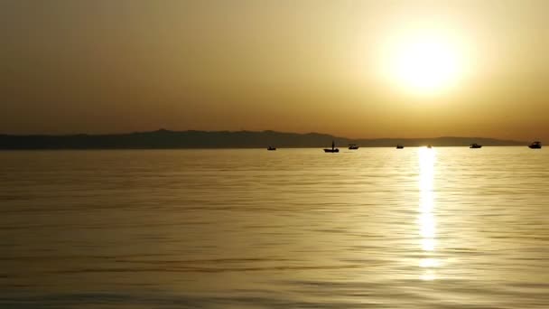 Pequeños barcos en el mar al atardecer — Vídeos de Stock