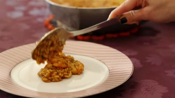 Ριζότο γαρίδες Σερβίρετε σε πιάτο — Αρχείο Βίντεο