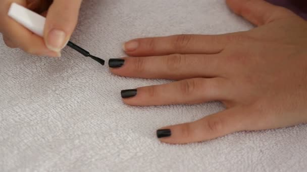 Vrouw schildert haar vinger nagels — Stockvideo