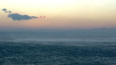 Fırtınalı denizde esen rüzgar