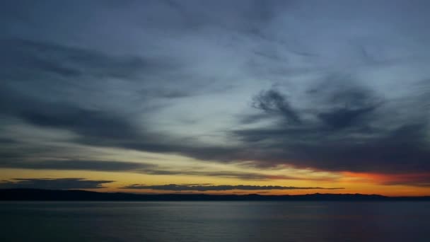 Pôr do sol no mar calmo e céu nublado — Vídeo de Stock