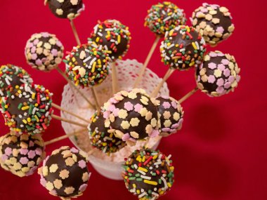 Kırmızı bir arka plan üzerinde renkli cakepops