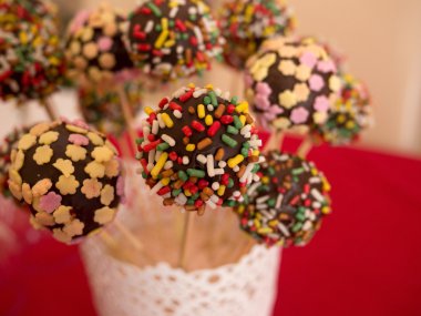 Renkli çikolata cakepops