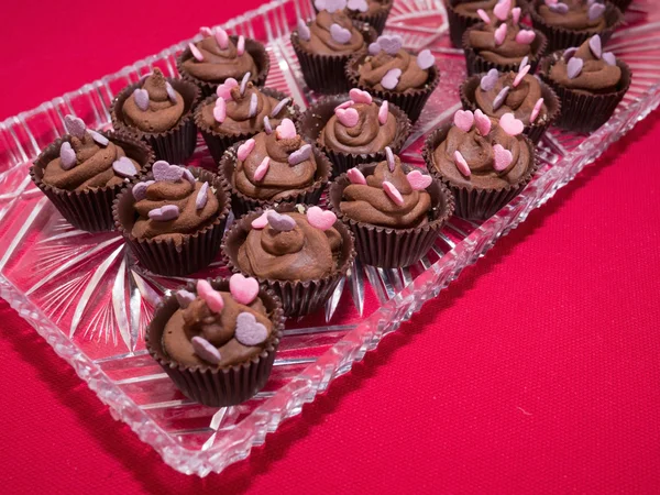 Plaka üzerinde kalp şekillerle süslü çikolata cupcakes — Stok fotoğraf
