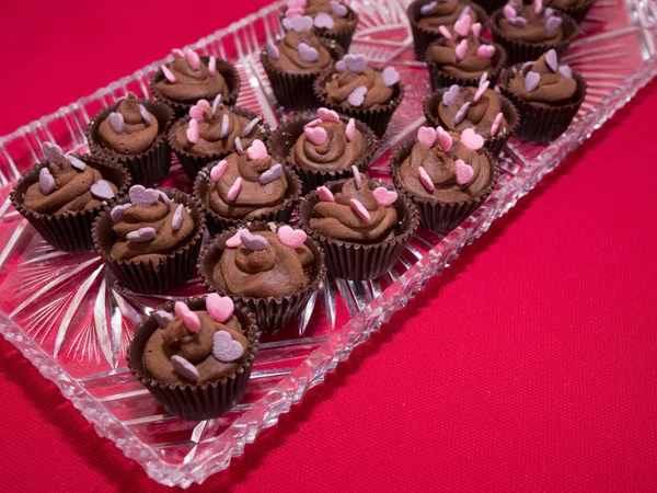 Plaka üzerinde çikolata cupcakes — Stok fotoğraf