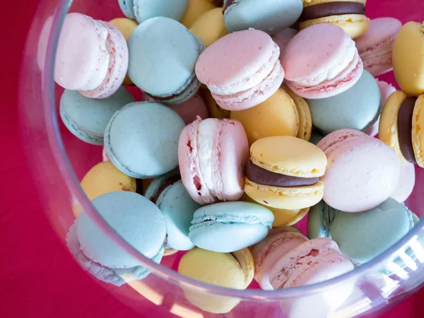 Kabın içinde birçok macaron kek