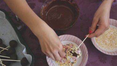 Kadın sprinkles ile çikolata cakepops yapma