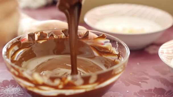 Mujer mezclando chocolate caliente de cerca — Vídeos de Stock