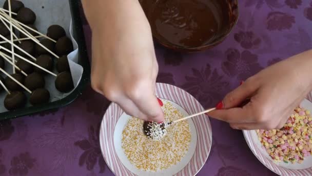 Kvinna att göra cakepops på bord — Stockvideo