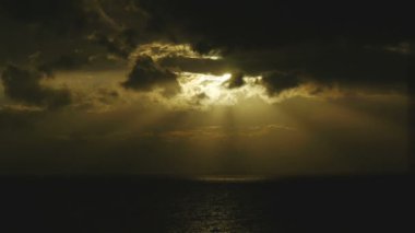 Denizin üzerinde karanlık yağmurlu bulutlar