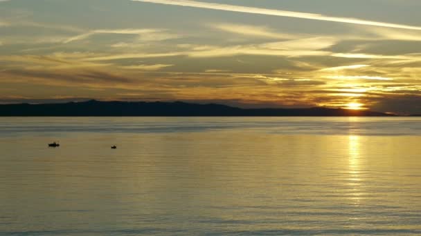 Ruhiger Sonnenuntergang an der Adriaküste — Stockvideo