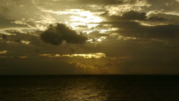 Muitas nuvens escuras sobre a timelapse do mar — Vídeo de Stock