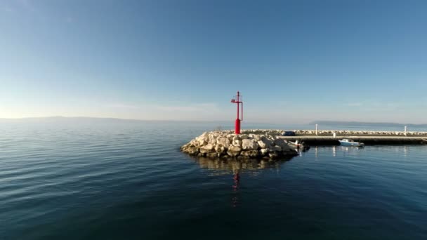 Вход в порт с красным маяком — стоковое видео