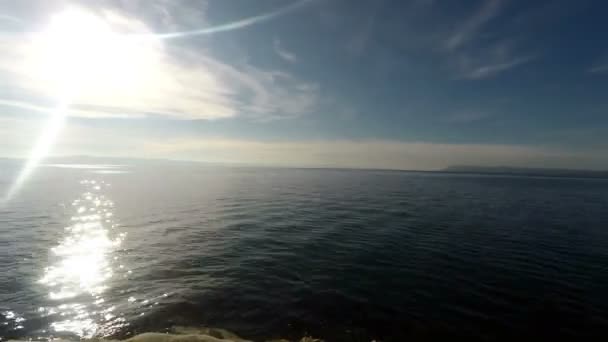 Сонячний день на морі з рибалками в маленькому човні — стокове відео