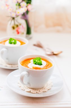 Bir fincan krem havuç çorbası