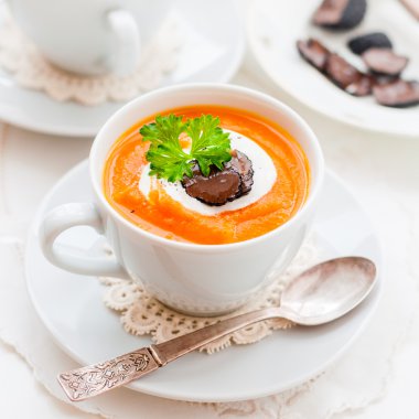 Havuç ve bir bardak Truffle çorbası Krem