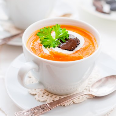 Havuç ve bir bardak Truffle çorbası Krem