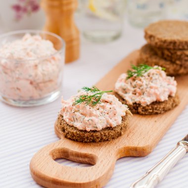 Somon füme, krem peynir, dereotu ve Horseradish Pate çavdar Br üzerinde