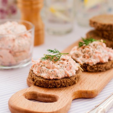 Somon füme, krem peynir, dereotu ve Horseradish Pate çavdar Br üzerinde