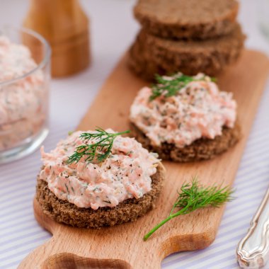 Somon füme, krem peynir, dereotu ve Horseradish Pate çavdar Br üzerinde