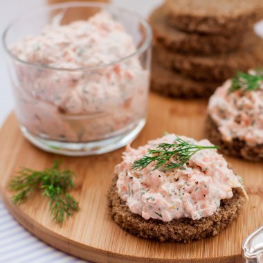 Somon füme, krem peynir, dereotu ve Horseradish Pate çavdar Br üzerinde