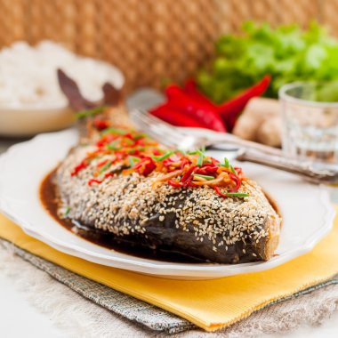 Asya tarzı balık biber, zencefil ve soya sosu sosu ile pişmiş