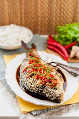 Asya tarzı balık biber, zencefil ve soya sosu sosu ile pişmiş