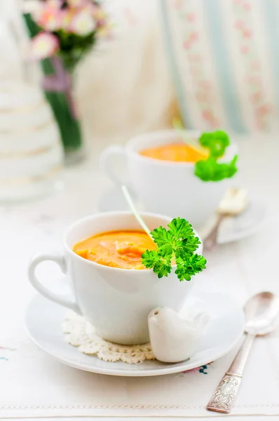Sopa de cenoura de creme em uma xícara — Fotografia de Stock
