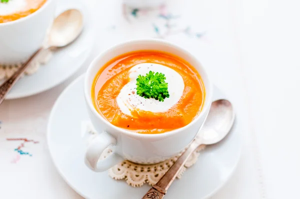 Крем морковный суп в чашке — стоковое фото
