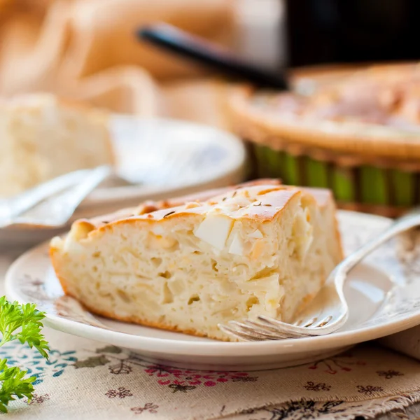 En bit av lätt kål, ägg och kummin paj — Stockfoto