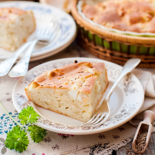 Um pedaço de repolho fácil, ovo e torta de cominho — Fotografia de Stock