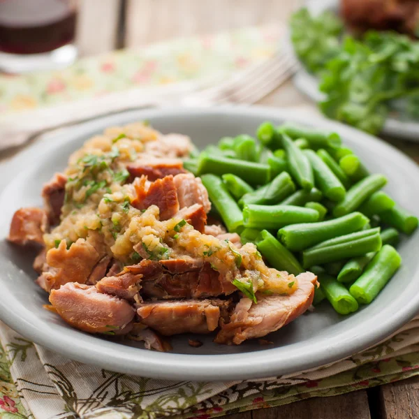 Långsamt kokt fläsk med äppelmos och gröna bönor — Stockfoto