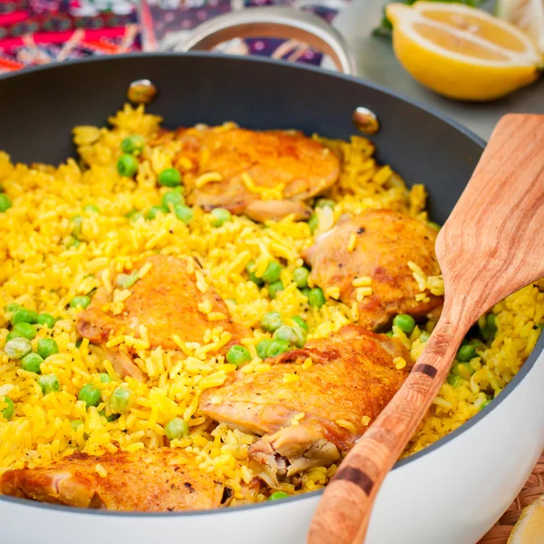 Muslo de pollo y arroz Biryani con guisantes verdes — Foto de Stock