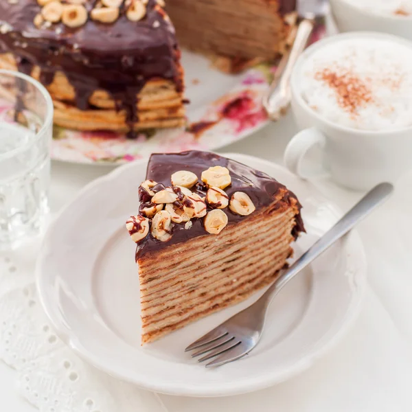 초콜릿, 헤 즐 넛와 코 티 지 치즈 크 레이프 케이크의 한 조각 — 스톡 사진
