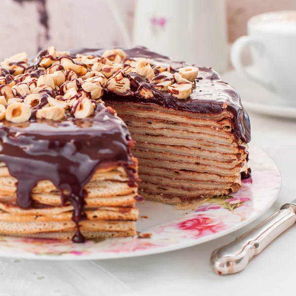 Eine Scheibe Schokolade, Haselnuss und Quark-Crêpe-Kuchen — Stockfoto