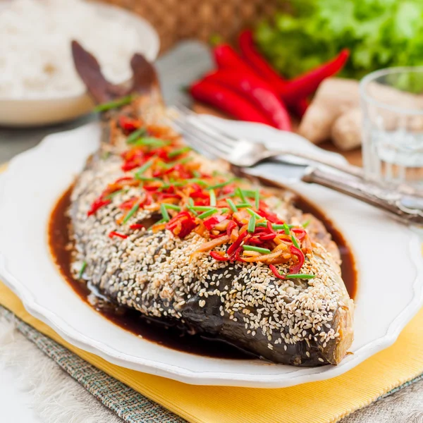 Азиатский стиль выпечки рыбы с чили, имбирь и соевый соус одевания — стоковое фото