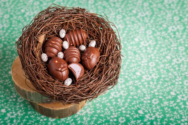 Caramelle di cioccolato a forma di uovo di Pasqua in un nido — Foto Stock