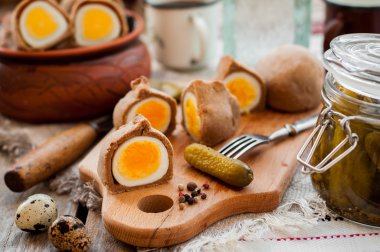 Kokurki, çavdar hamur katı pişmiş yumurta sarılı