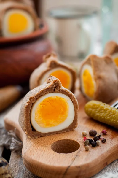 Kokurki, massa de centeio embrulhou ovos cozidos duramente — Fotografia de Stock