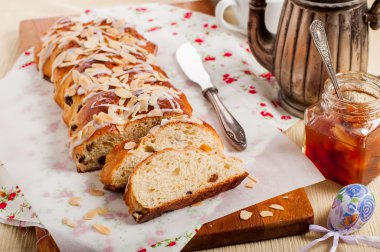 Tatlı ekmek dilimlenmiş Paskalya örgülü