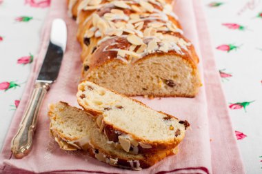 Örgülü tatlı ekmek dilimlenmiş